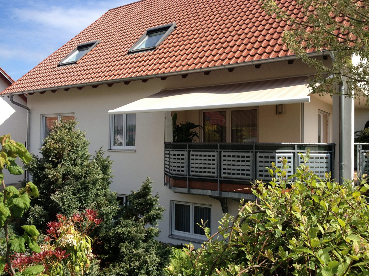Kassettenmarkise-Fino-Balkonbeschattung-scaled-e1602661851503
