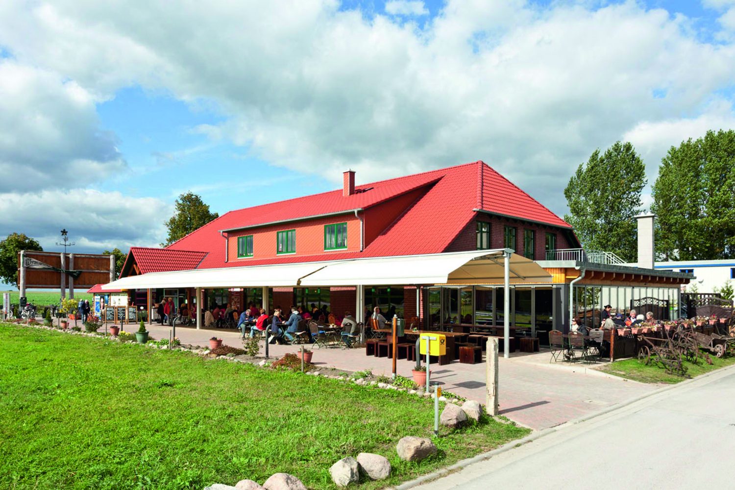 freistehende-Markise-Gastro-Sunrain-Gastgartenbeschattung-Restaurant-gesamtansicht-e1602661358692