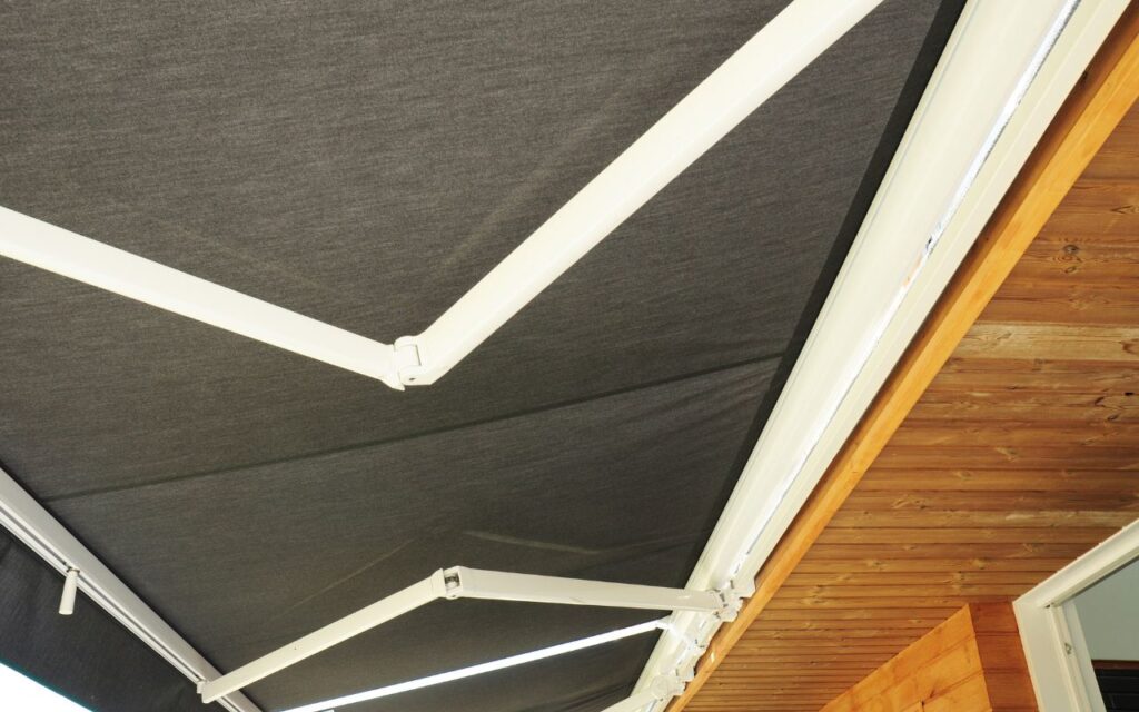 Effektiver Schutz mit UV20 Markisenstoffen: Markisenstoffe mit Lichtschutzfaktor UV20 bieten einen soliden Basisschutz vor gefährlicher UV-Strahlung. Sie filtern etwa 95% der schädlichen UV-Strahlen heraus, was ideal für den Alltagsgebrauch im Garten oder auf der Terrasse ist. Trotz des Schutzes lassen sie noch genügend Licht durch, um eine angenehme Atmosphäre zu schaffen, ohne dabei die Sonnenstrahlen komplett auszuschließen.