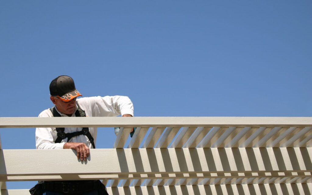 Optimale Sonnenregulierung durch moderne Markisensysteme Moderne Markisensysteme sind darauf ausgelegt, Sonnenlicht gezielt zu regulieren und so die Raumtemperaturen zu senken. Durch die Abschirmung vor direkter Sonneneinstrahlung verhindern sie ein starkes Aufheizen der Innenräume und reduzieren dadurch den Energiebedarf für Klimaanlagen. Das spart nicht nur Energiekosten, sondern trägt auch zu einem angenehmeren Raumklima bei.