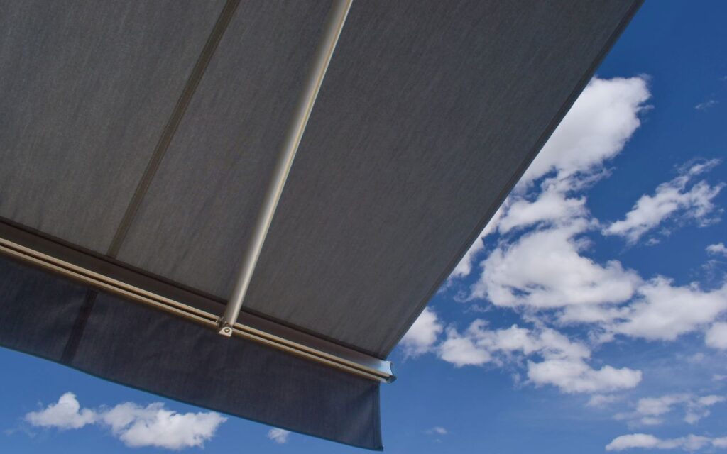 Schimmel entsteht vor allem dort, wo Feuchtigkeit auf eingeschränkte Luftzirkulation trifft. Um das Risiko von Schimmelbildung zu minimieren, sind präventive Maßnahmen unerlässlich.