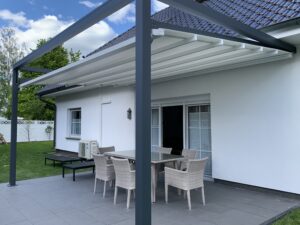 Pergola montiert am Hauswand dient als Sonnenschutz